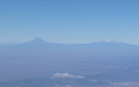 O Popo e o Izta, vistos do alto do Pico Orizaba, no México
